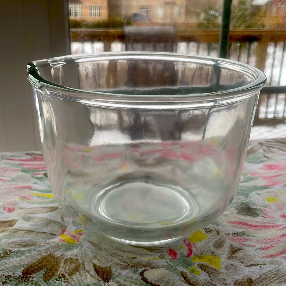 Vintage Clear Glass 5 Cup Mixing Bowl With Pour Spout Textured Base